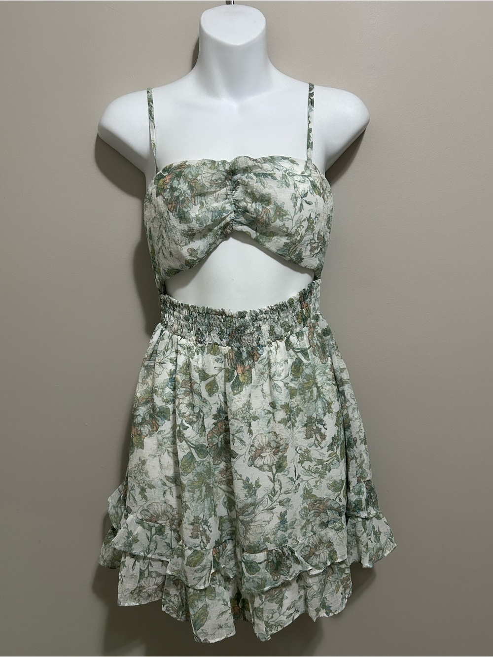⚡️2 for $60 Windsor Green & Cream Floral Smocked Dress - Picture 4 of 10